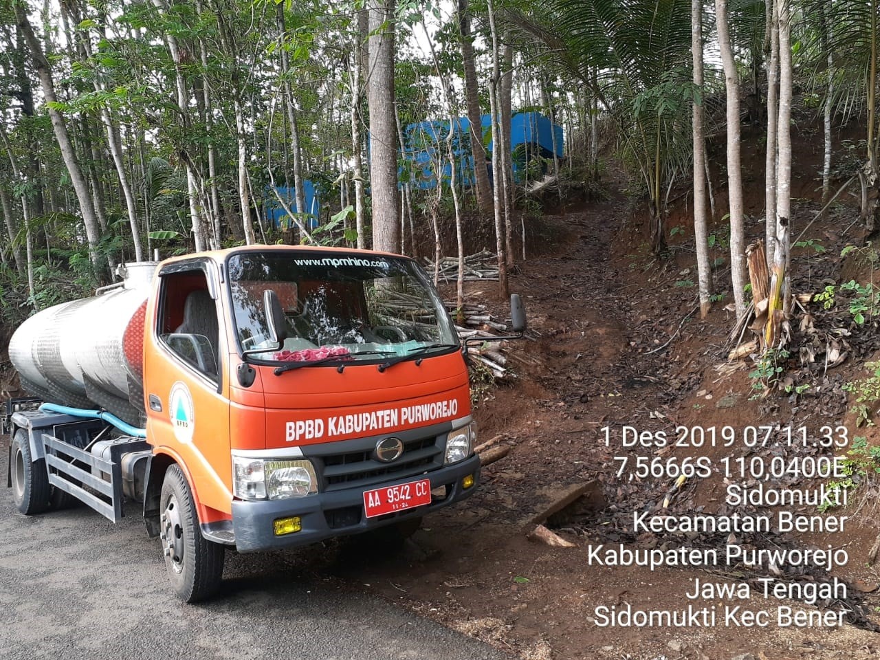 DISTRIBUSI BANTUAN AIR BERSIH HARI KE-167 DI DESA SIDOMUKTI