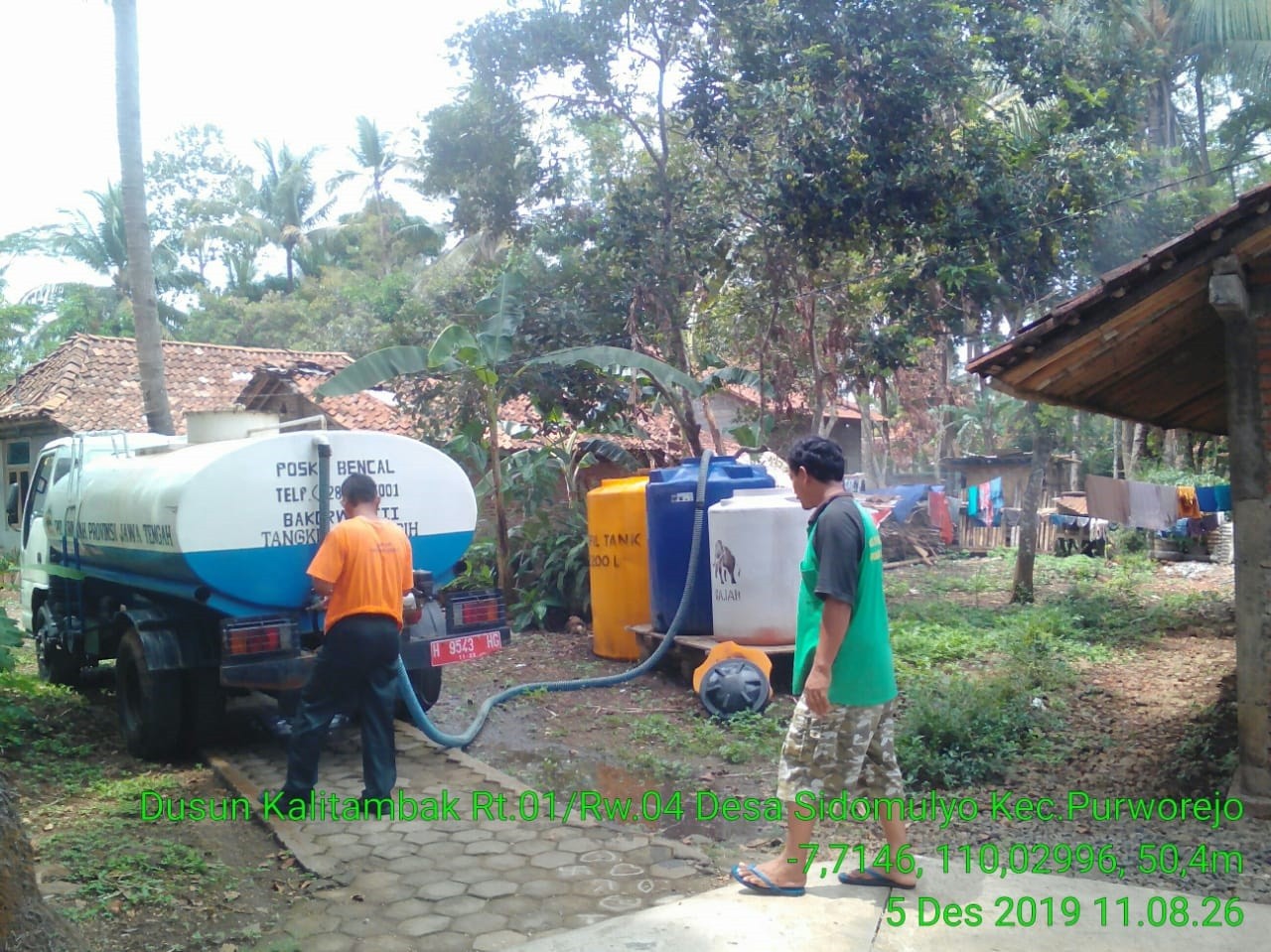 DISTRIBUSI BANTUAN AIR BERSIH HARI KE-171 DI DESA SIDOMULYO