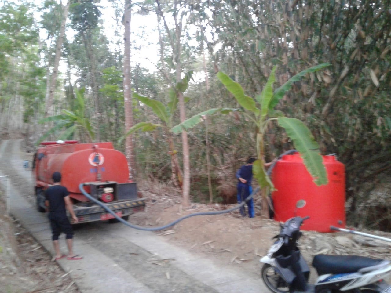 DISTRIBUSI BANTUAN AIR BERSIH HARI KE-142 DI DESA SOKO