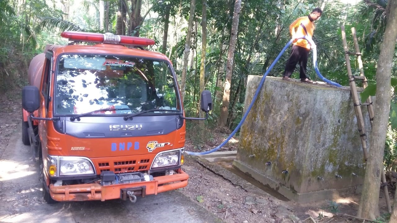 DISTRIBUSI BANTUAN AIR BERSIH KE DESA TLOGOKOTES