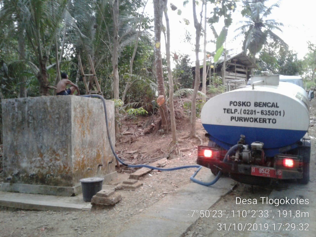 DISTRIBUSI BANTUAN AIR BERSIH HARI KE-136 DI DESA TLOGOKOTES