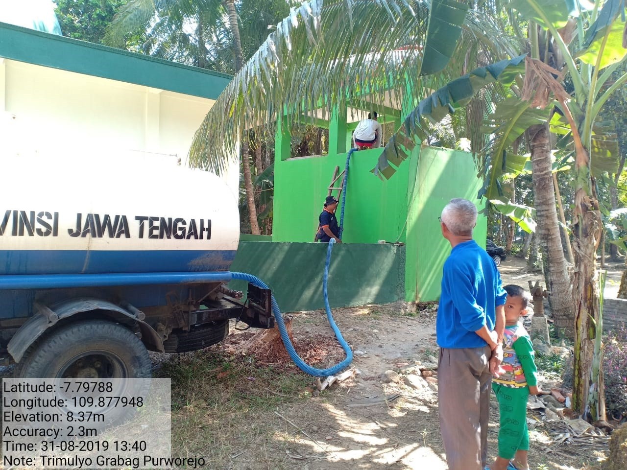 DISTRIBUSI BANTUAN AIR BERSIH HARI KE-75 DI DESA TRIMULYO