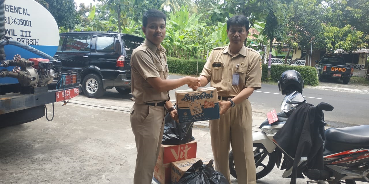 Penyerahan bantuan untuk Desa Sruwohrejo Kecamatan Butuh