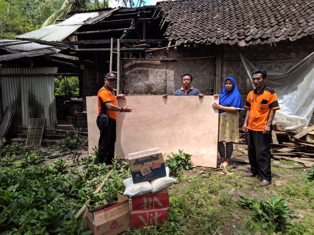 Penyerahan Bantuan untuk Korban Kebakaran di Desa Banyuasin Separe Kecamatan Loano