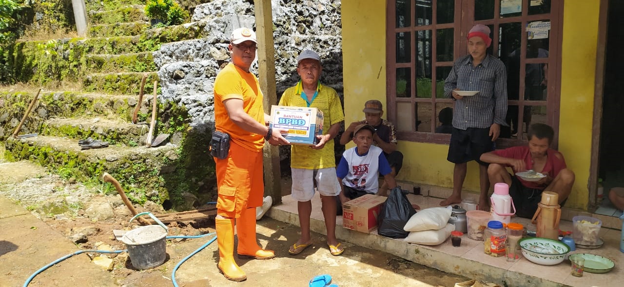 Penyerahan bantuan logistik untuk korban longsor di Desa Pamriyan Kecamatan Pituruh a.n pariyun