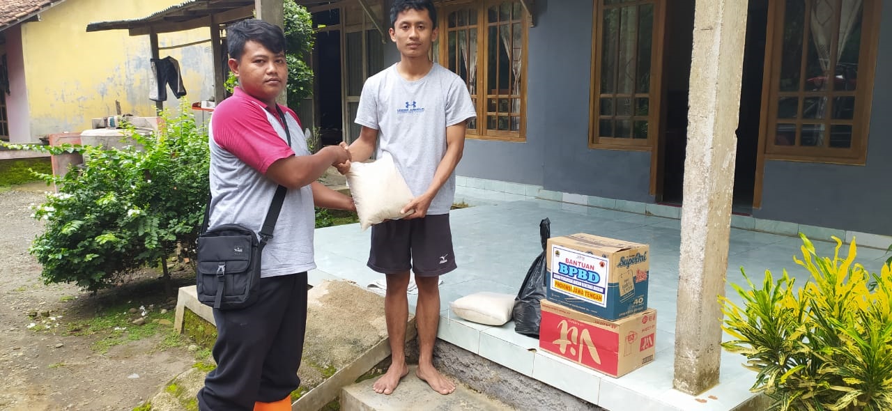 Penyerahan bantuan untuk Bp Kadir Desa Wonosido Kecamatan Pituruh