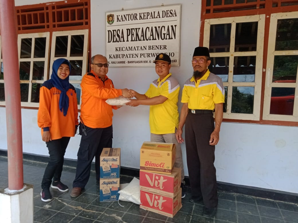 Penyerahan bantuan logistik di Desa Pekacangan